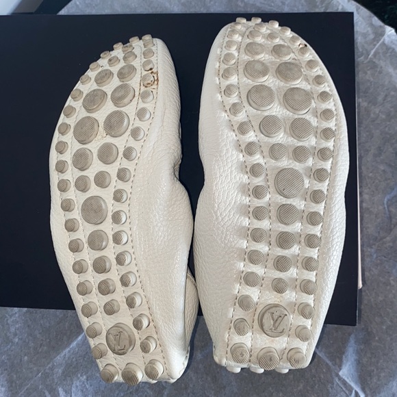 White leather Louis Vuitton moccasins with two gold tassels in the front. - Picture 8 of 12